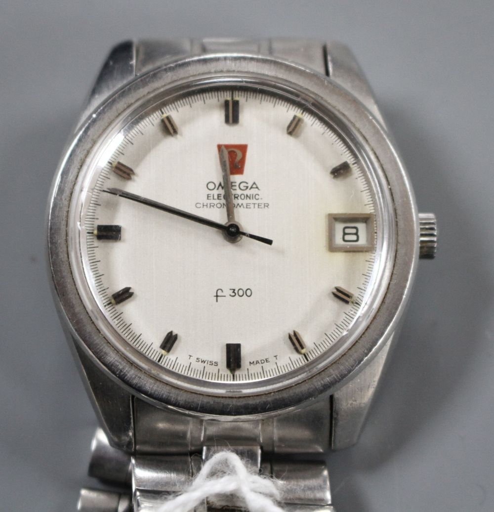 A gentlemans stainless steel Omega Electronic f300 chronometer wrist watch, on Omega bracelet.